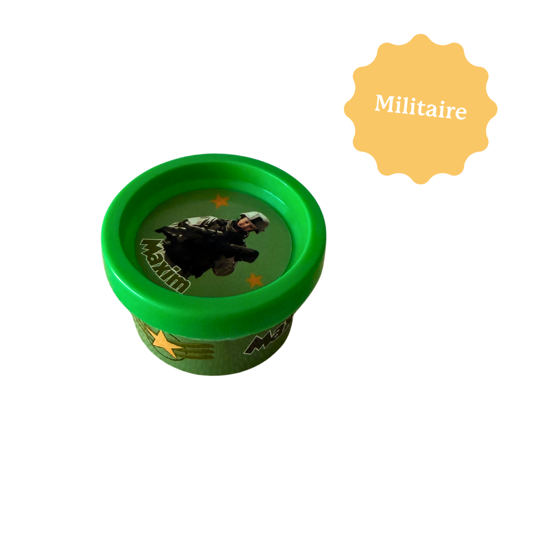 Slime personnalisé sur le thème militaire. Petit cadeau souvenir idéal pour les anniversaires d'enfant. Il erst possible d'ajouter une photo.