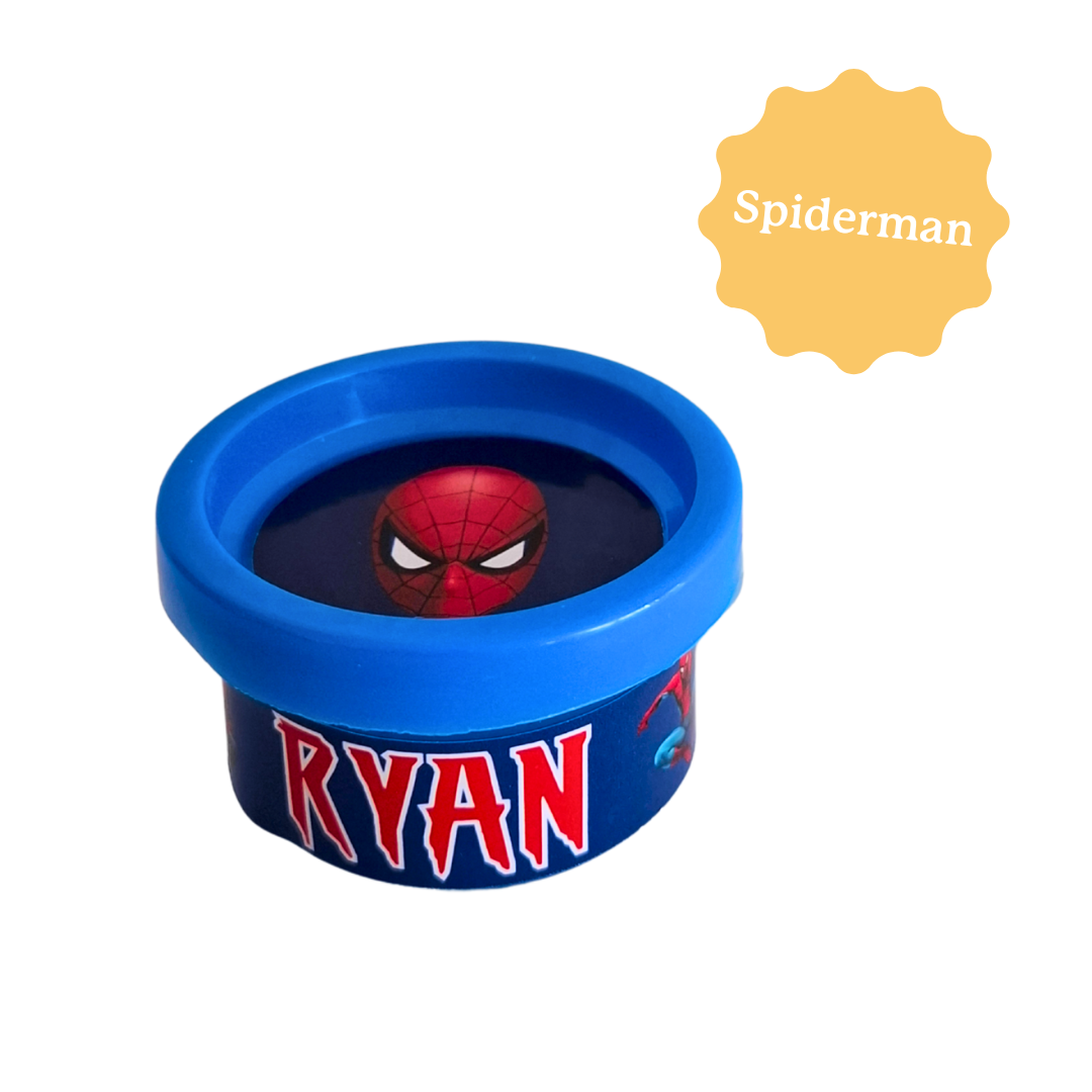 Slime personnalisé sur le thème du super héro Spiderman. Petit cadeau souvenir idéal pour les anniversaires d'enfant.