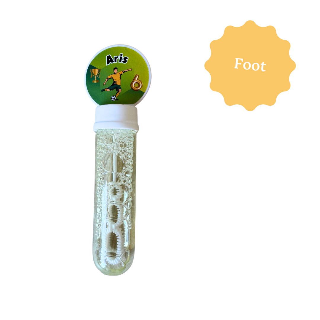 Flacon de bulles personnalisé avec prénom et âge, sur le thème du foot. Pour anniversaire d'enfant.