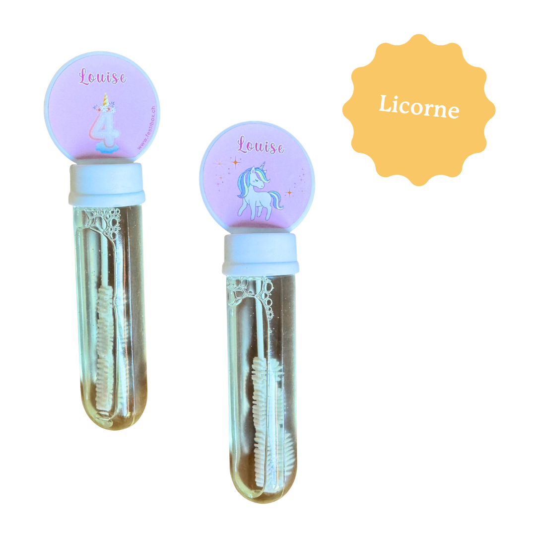 Flacon de bulles personnalisé avec prénom et âge, sur le thème des licornes. Pour anniversaire d'enfant.