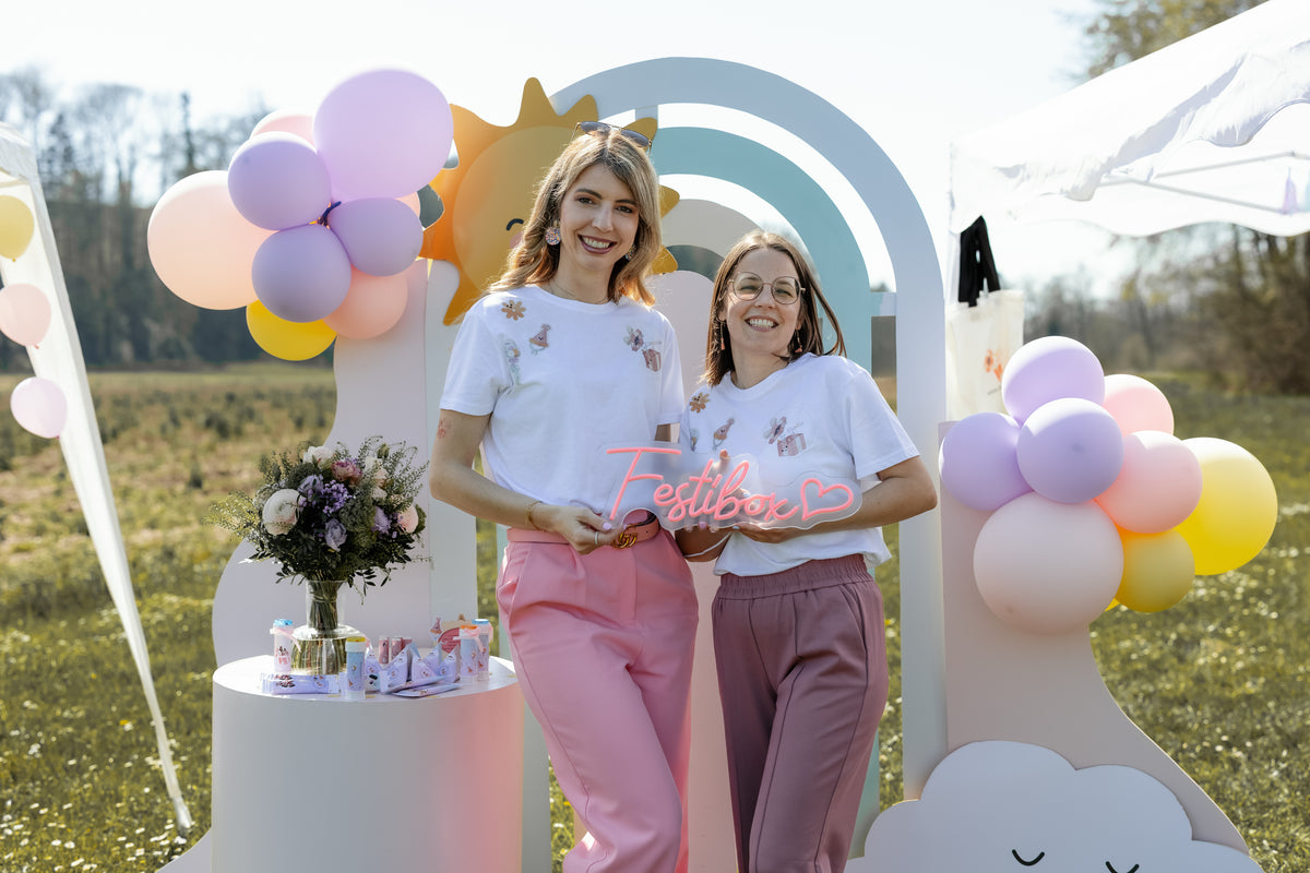 Fondatrices de Festibox, entreprise de décoration et personnalisation d'anniversaire pour enfant. Contacte-nous, nous sommes ravies de te répondre