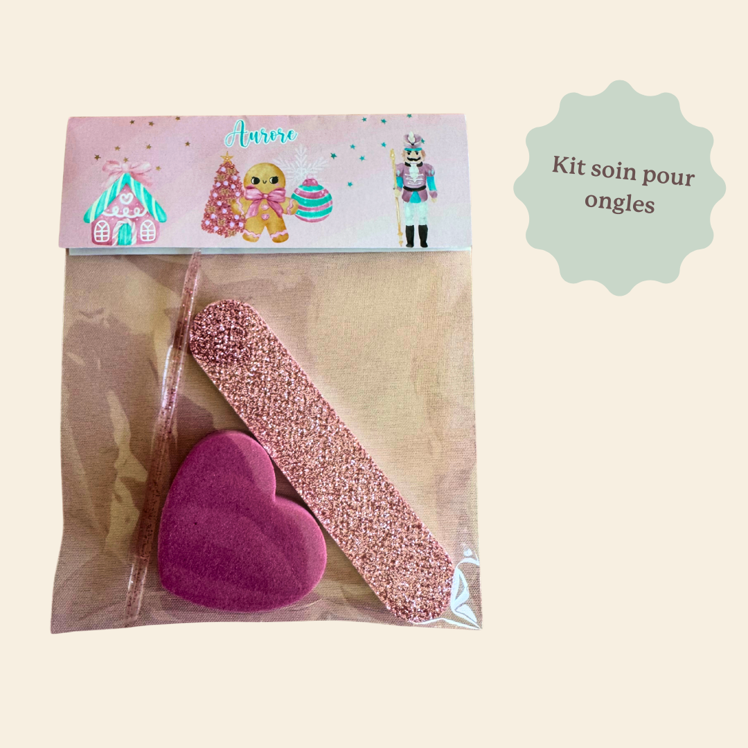 Kit de soin pour les ongles personnalisé, dans un coffret cadeau de Noël pour femme. Un moment de soin et de bien-être  Sur un thème tout en douceur et gourmandise, Candy Chic.