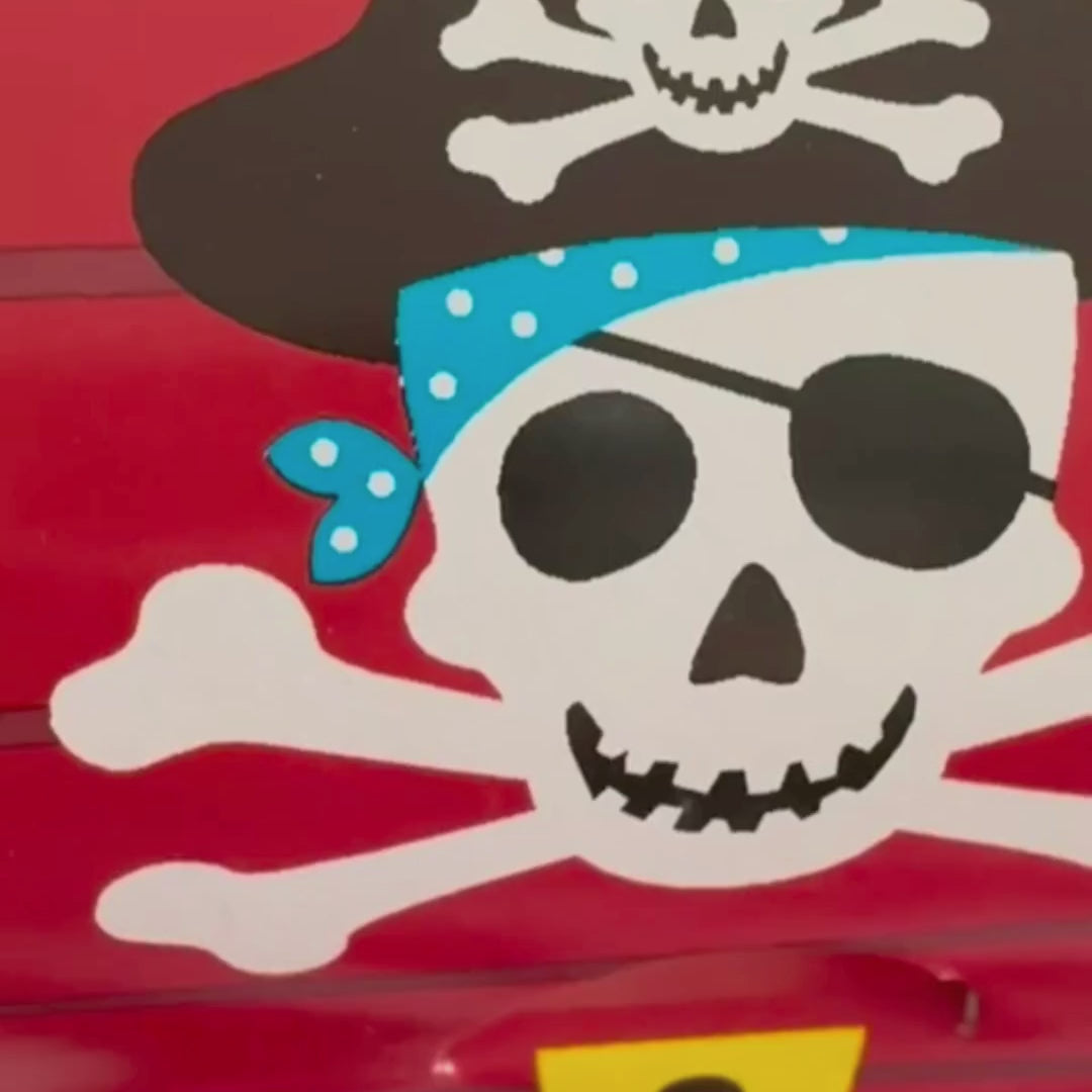 Charger la vidéo : décoration pour un anniversaire d'enfant exceptionnel avec la box de décoration complète et clé-en-main sur le thème des pirates.