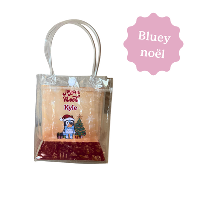 Sac cadeau personnalisé sur le thème de Bluey à Noël. Idéal comme contenant pour y glisser des petits cadeaux à l'intérieur.