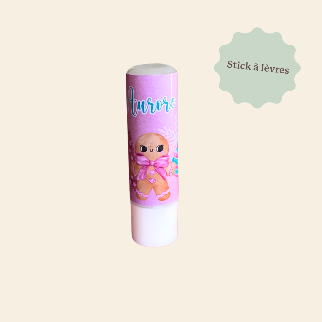 Stick à lèvres personnalisé, dans un coffret cadeau de Noël pour femme. Un moment de soin et de bien-être  Sur un thème tout en douceur et gourmandise, Candy Chic.